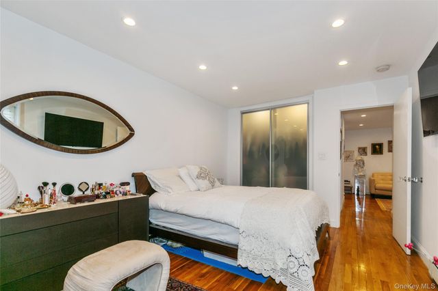 195 S Middle Neck Road 2 H, Great Neck, NY 11021