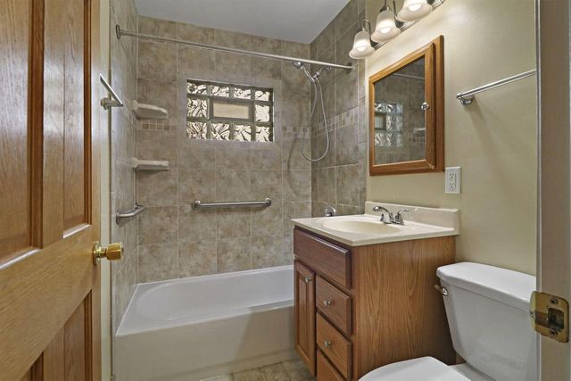 8515 17th AVENUE, Kenosha, WI 53143