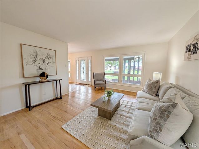 7496 Sir Lords Lane, Hazelwood, MO 63042