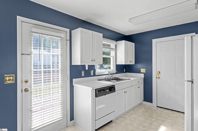 302 Valley View Road, Fountain Inn, SC 29644