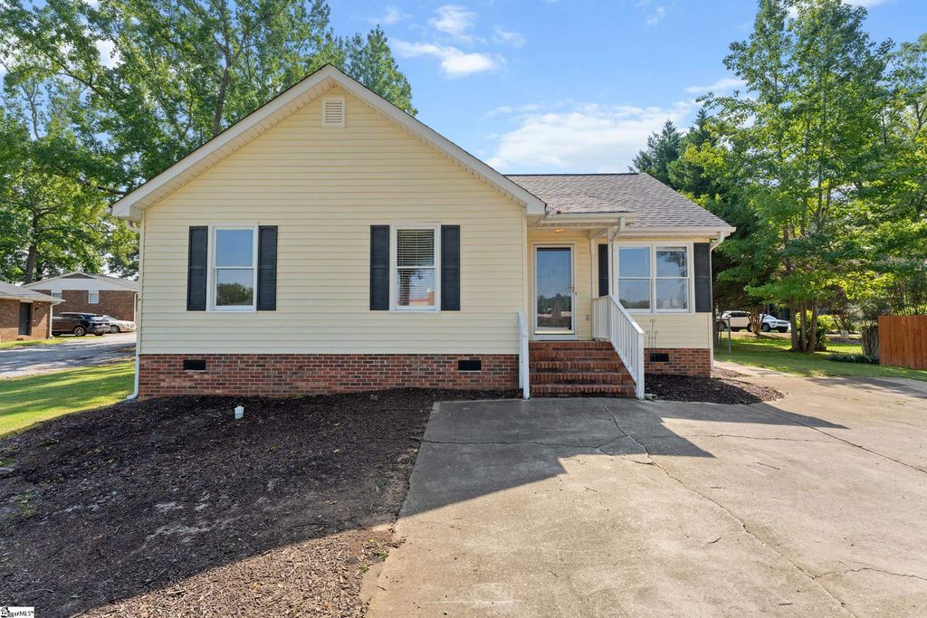 302 Valley View Road, Fountain Inn, SC 29644