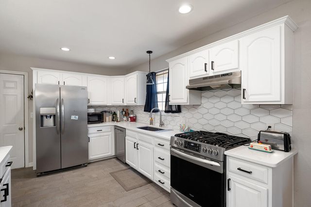 2722 S Meadowlark Avenue, Springfield, MO 65807