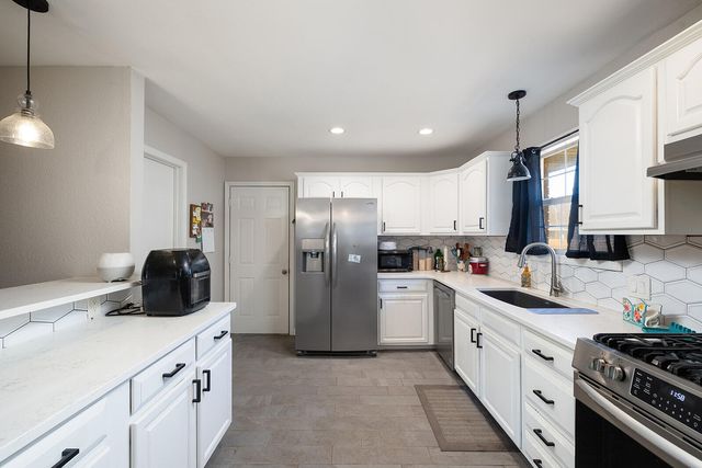 2722 S Meadowlark Avenue, Springfield, MO 65807