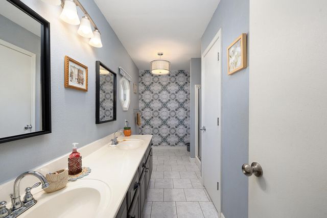 2722 S Meadowlark Avenue, Springfield, MO 65807