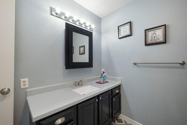 2722 S Meadowlark Avenue, Springfield, MO 65807