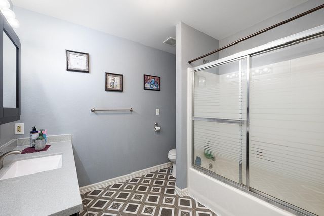 2722 S Meadowlark Avenue, Springfield, MO 65807