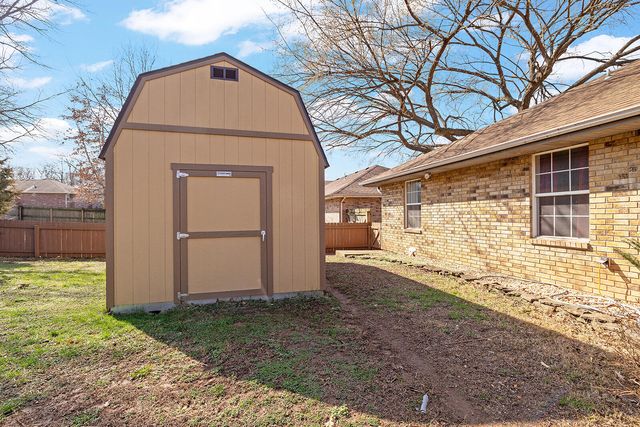 2722 S Meadowlark Avenue, Springfield, MO 65807