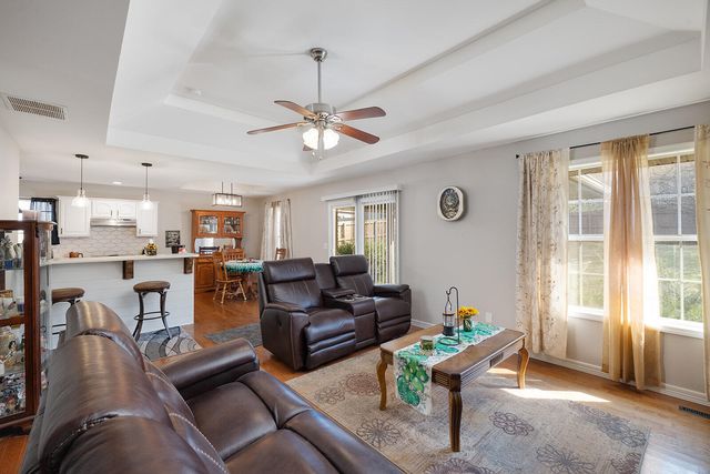 2722 S Meadowlark Avenue, Springfield, MO 65807