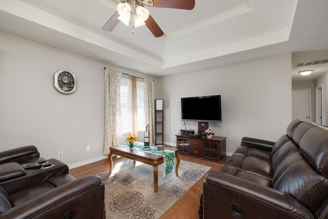 2722 S Meadowlark Avenue, Springfield, MO 65807