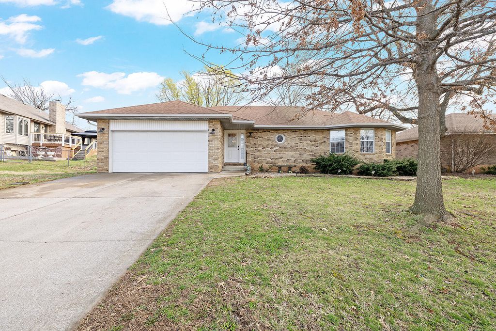 2722 S Meadowlark Avenue, Springfield, MO 65807