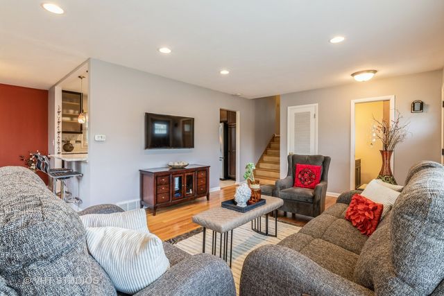 331 E Lake Avenue, Glenview, IL 60025