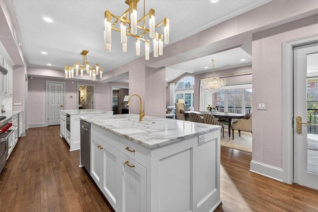 4937 WYANDOTTE Street 400, Kansas City, MO 64112