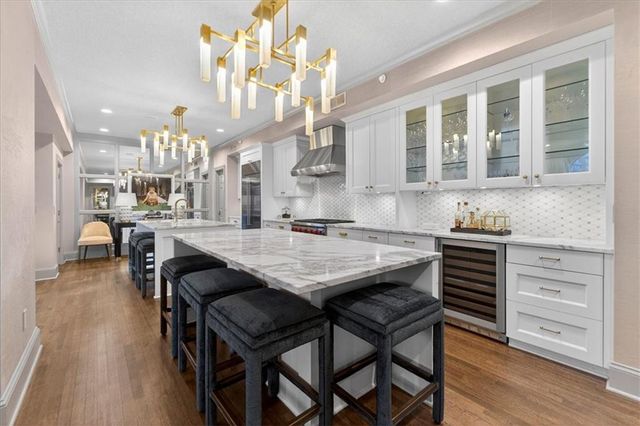 4937 WYANDOTTE Street 400, Kansas City, MO 64112