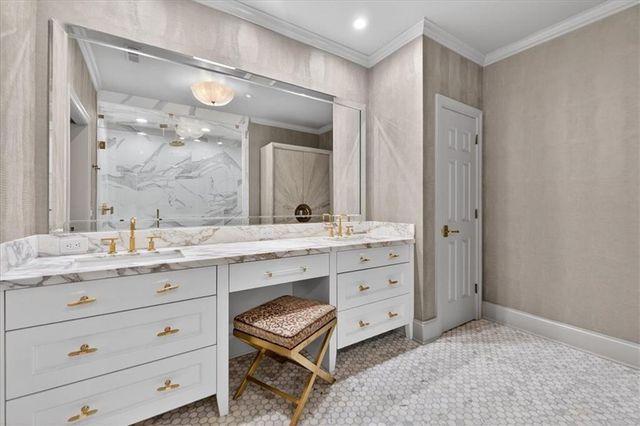 4937 WYANDOTTE Street 400, Kansas City, MO 64112