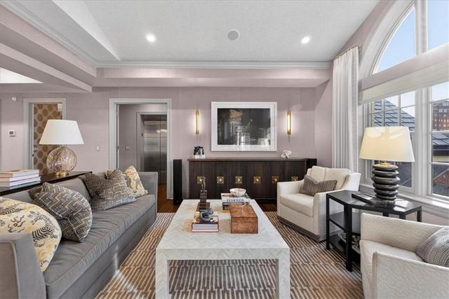 4937 WYANDOTTE Street 400, Kansas City, MO 64112