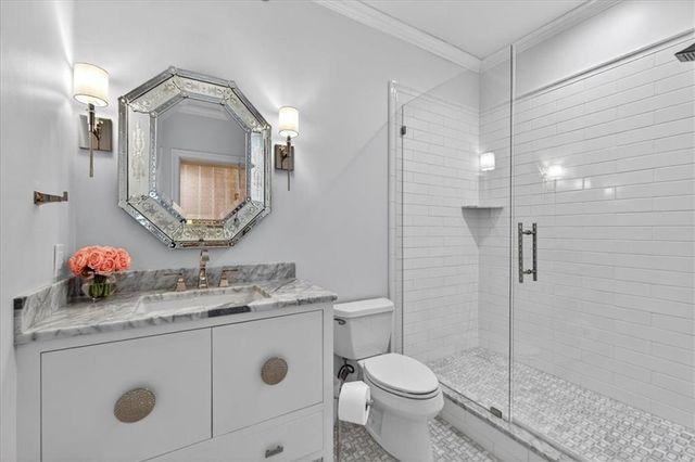 4937 WYANDOTTE Street 400, Kansas City, MO 64112