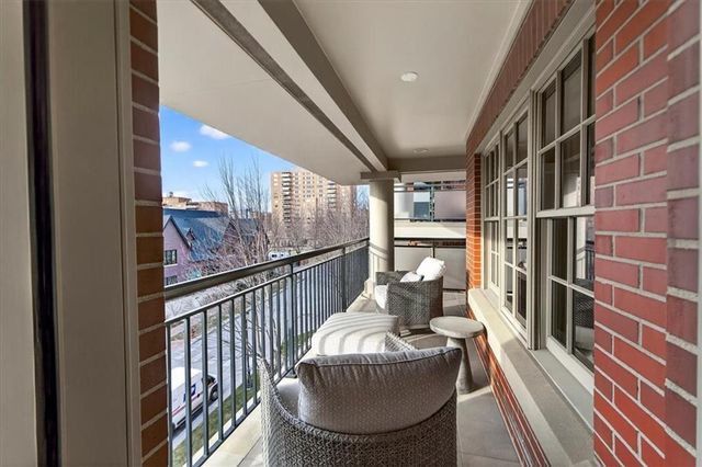 4937 WYANDOTTE Street 400, Kansas City, MO 64112