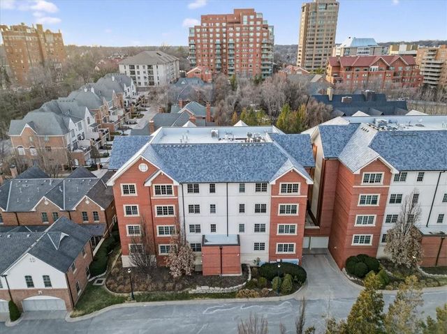 4937 WYANDOTTE Street 400, Kansas City, MO 64112