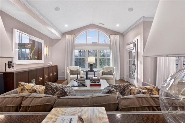 4937 WYANDOTTE Street 400, Kansas City, MO 64112