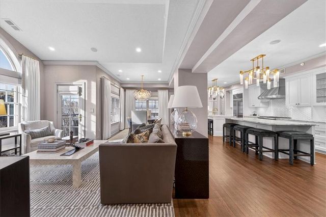 4937 WYANDOTTE Street 400, Kansas City, MO 64112