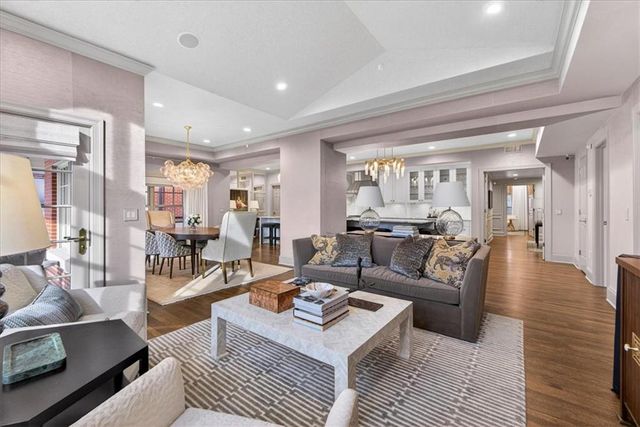 4937 WYANDOTTE Street 400, Kansas City, MO 64112