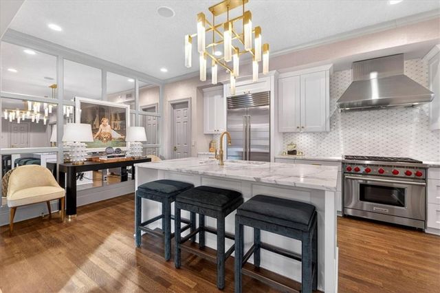 4937 WYANDOTTE Street 400, Kansas City, MO 64112