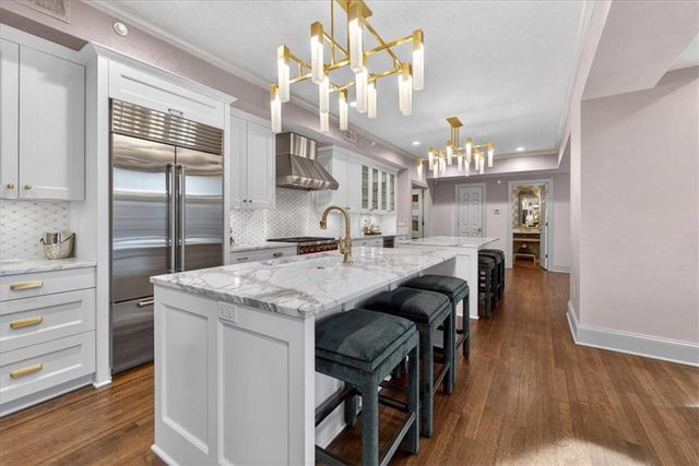 4937 WYANDOTTE Street 400, Kansas City, MO 64112