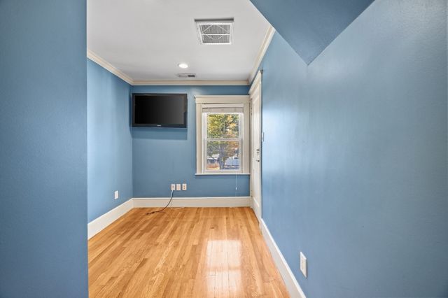 102 Hall Pl, Quincy, MA 02169