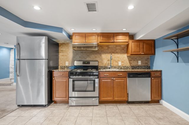 102 Hall Pl, Quincy, MA 02169