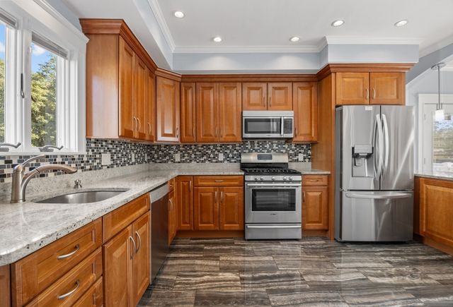 102 Hall Pl, Quincy, MA 02169