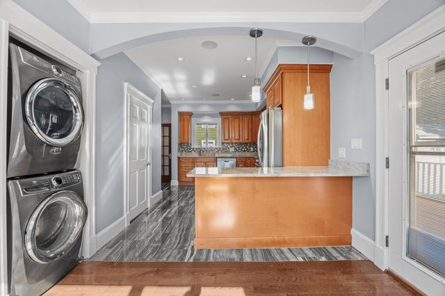 102 Hall Pl, Quincy, MA 02169