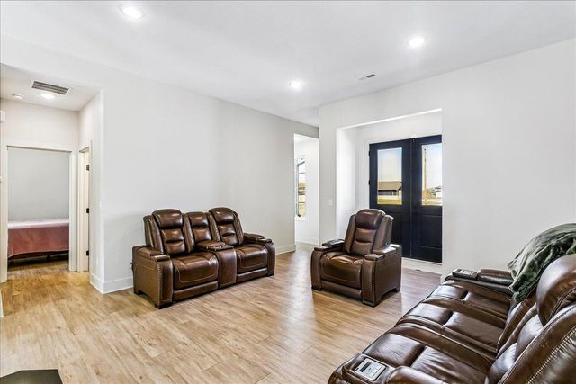 2807 E Sunnyslope, Park City, KS 67219