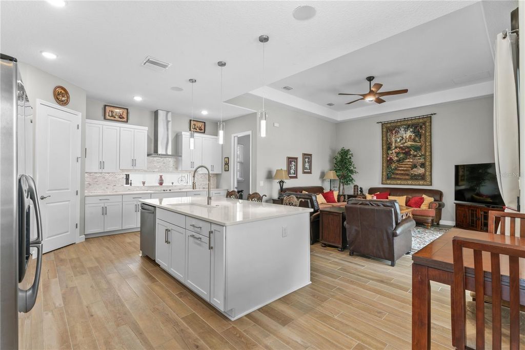 Image 13 of property listing at 215 HAMPTON LOOP, Davenport, FL 33837