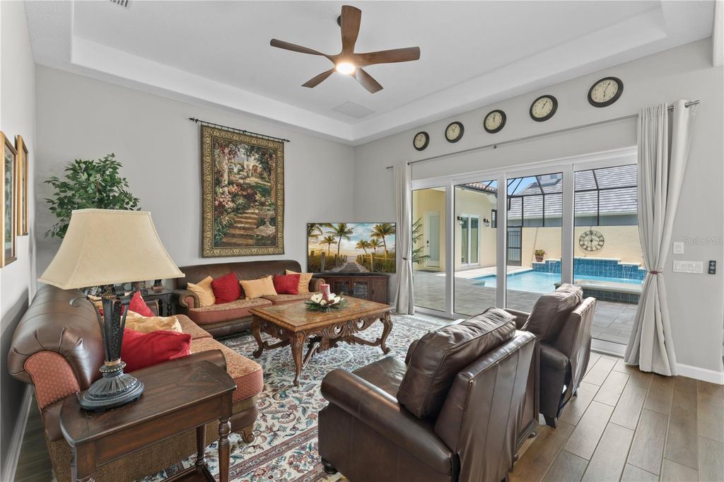 Image 14 of property listing at 215 HAMPTON LOOP, Davenport, FL 33837