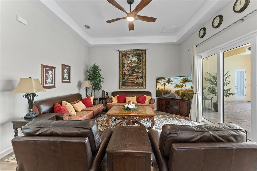 Image 15 of property listing at 215 HAMPTON LOOP, Davenport, FL 33837