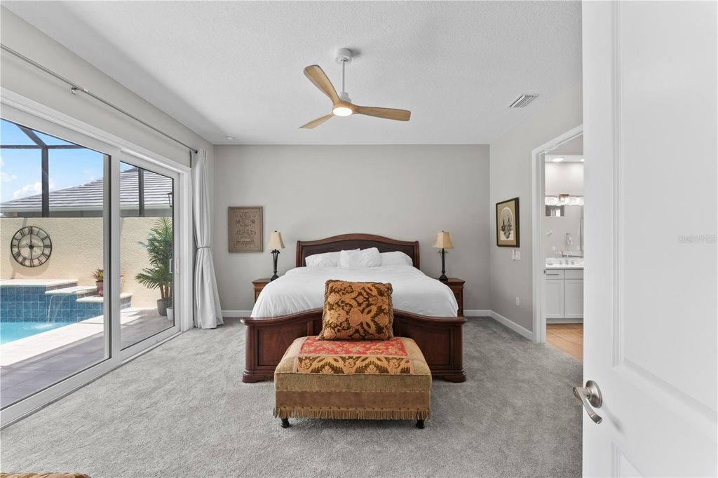 Image 20 of property listing at 215 HAMPTON LOOP, Davenport, FL 33837