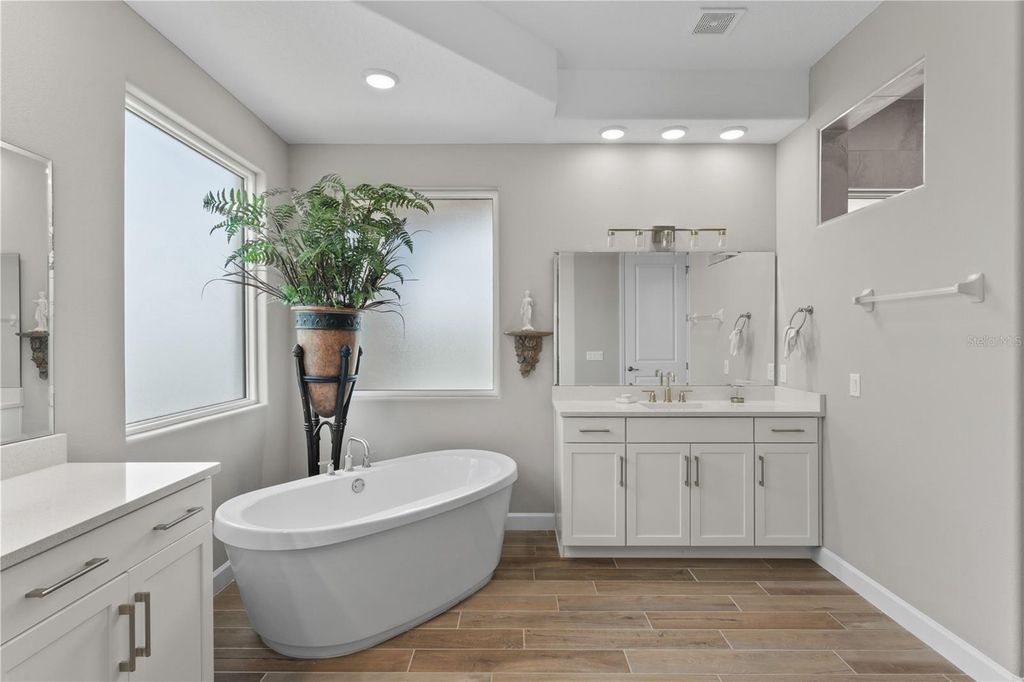 Image 25 of property listing at 215 HAMPTON LOOP, Davenport, FL 33837