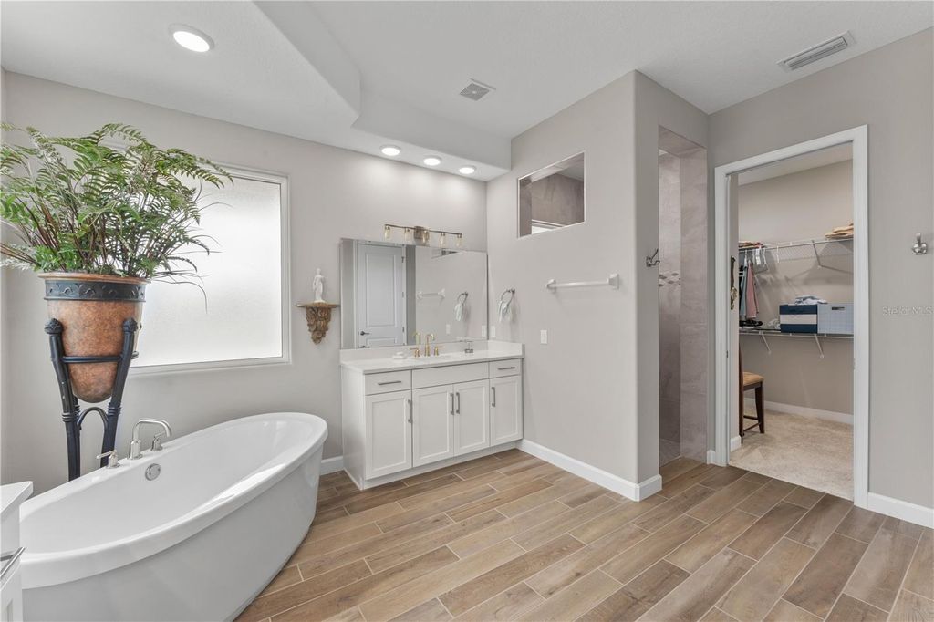 Image 26 of property listing at 215 HAMPTON LOOP, Davenport, FL 33837