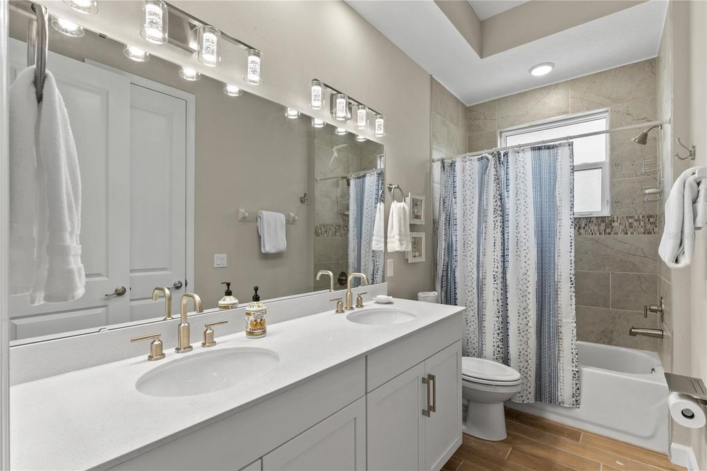 Image 32 of property listing at 215 HAMPTON LOOP, Davenport, FL 33837