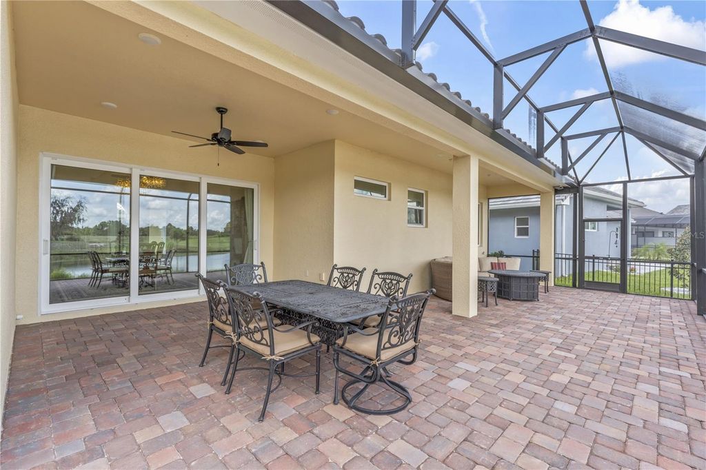 Image 5 of property listing at 215 HAMPTON LOOP, Davenport, FL 33837