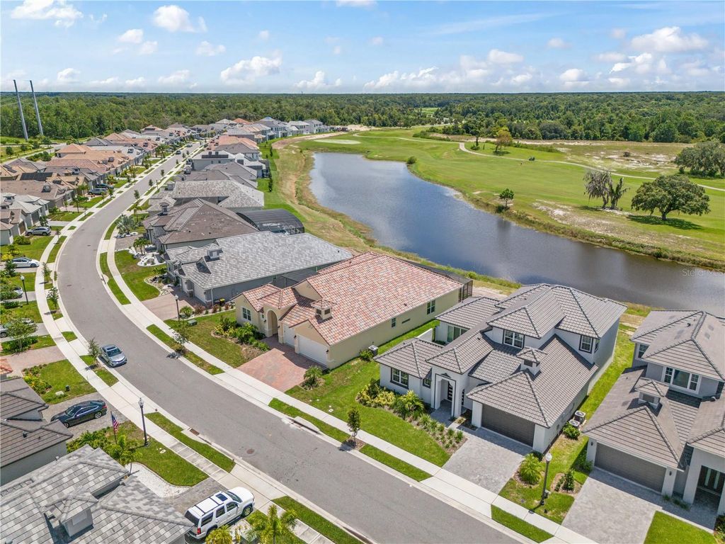 Image 7 of property listing at 215 HAMPTON LOOP, Davenport, FL 33837