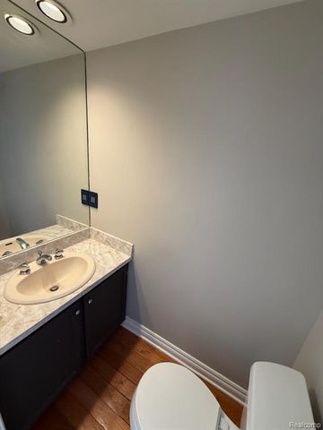 38926 Country Circle, Farmington Hills, MI 48331