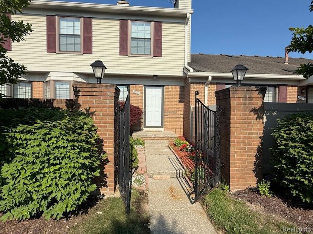 38926 Country Circle, Farmington Hills, MI 48331