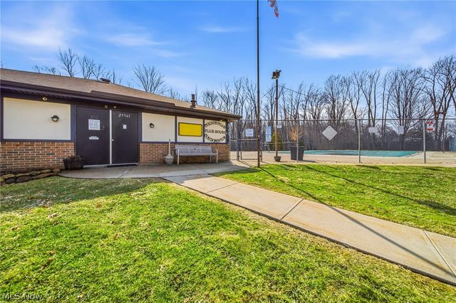 25520 Country Club Boulevard 4, North Olmsted, OH 44070
