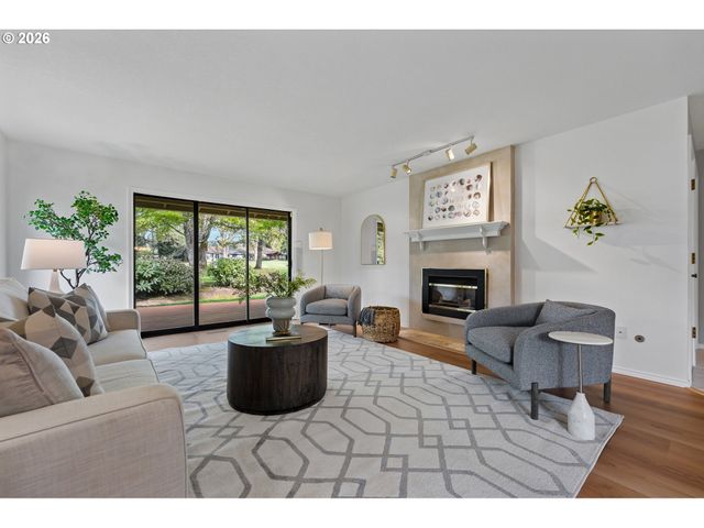 15675 Sw OAKHILL Ln, Portland, OR 97224