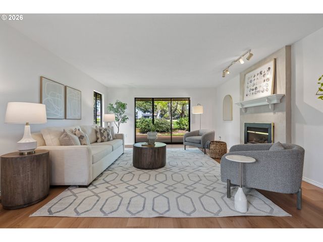 15675 Sw OAKHILL Ln, Portland, OR 97224