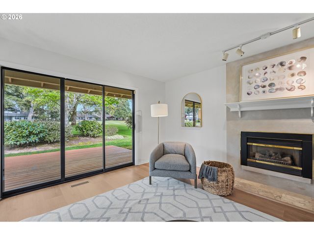 15675 Sw OAKHILL Ln, Portland, OR 97224