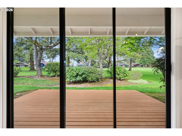 15675 Sw OAKHILL Ln, Portland, OR 97224