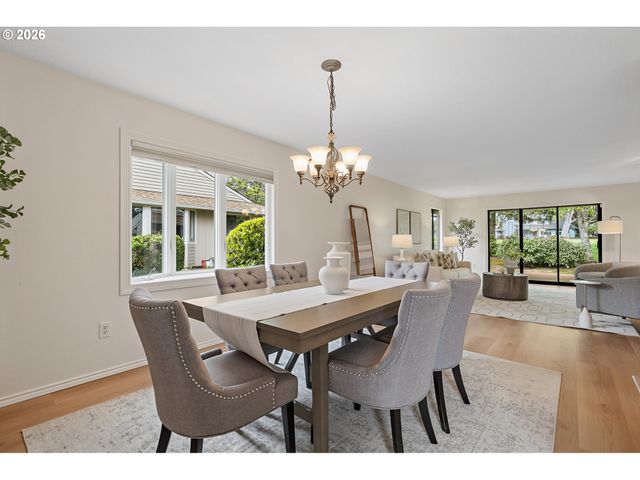 15675 Sw OAKHILL Ln, Portland, OR 97224