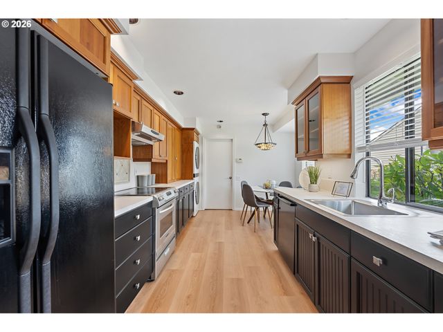 15675 Sw OAKHILL Ln, Portland, OR 97224